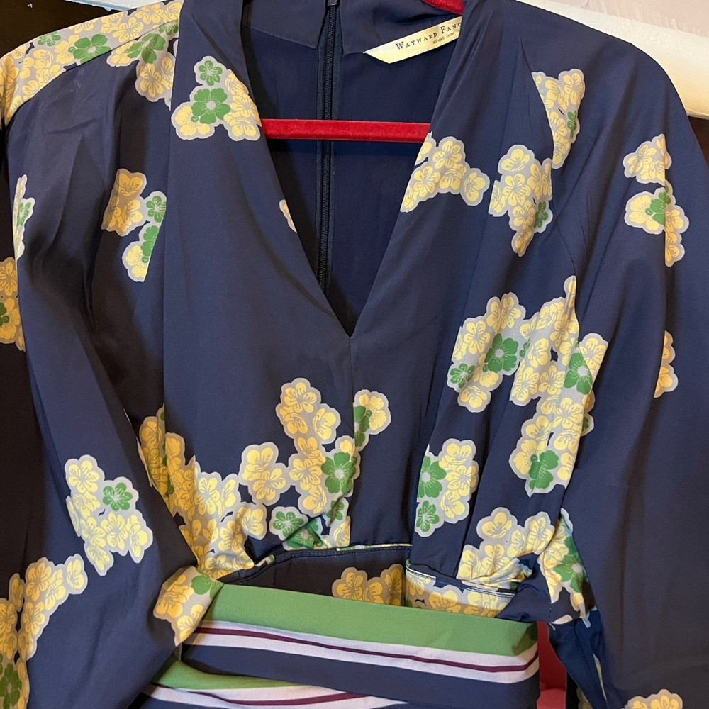 Elegant Floral Kimono-Style Dress in Navy - Picture 9 of 12
